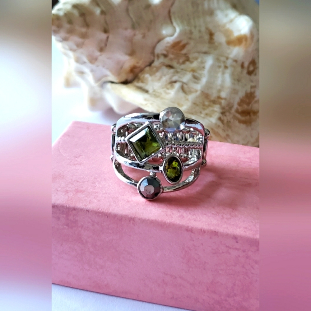 ❗5/$10❗  Elegant Silver and Green Gemstone Ring - Picture 2 of 3